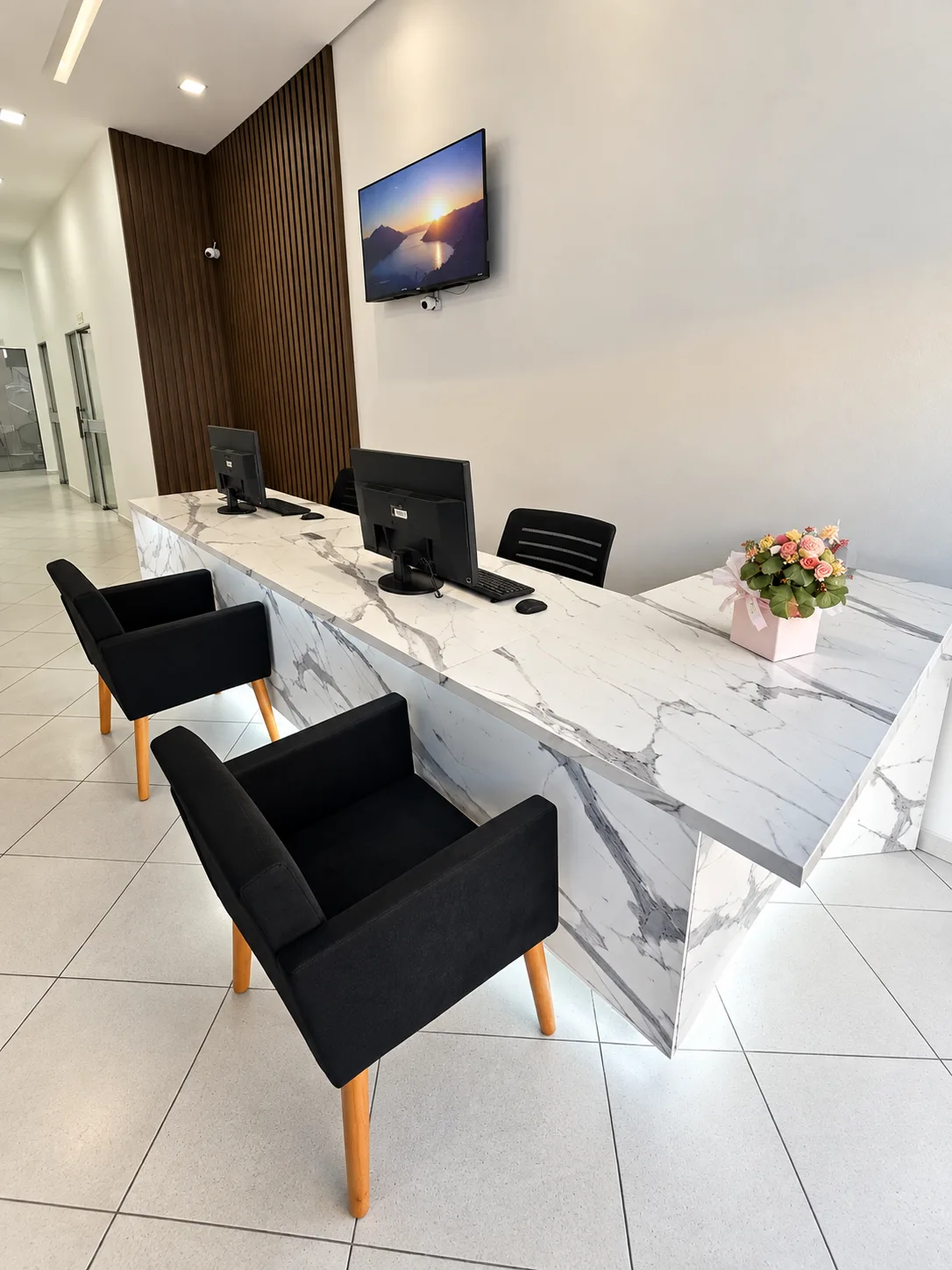 Ambiente interno da Implante Prime com acabamento claro e iluminação suave